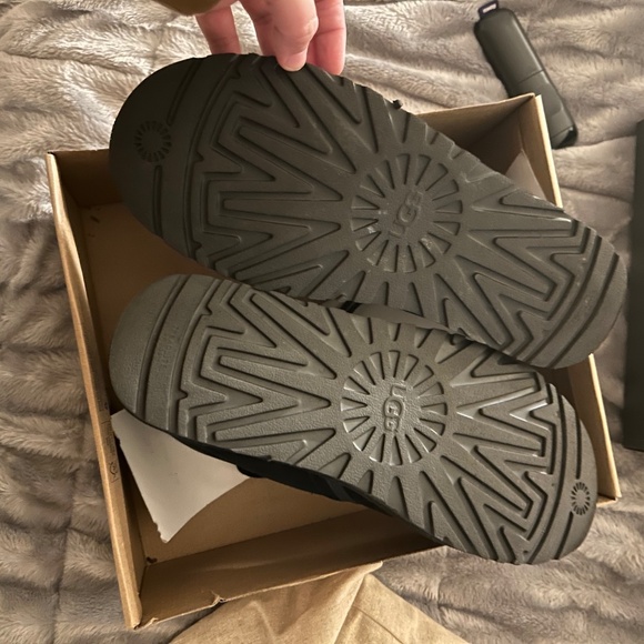 BRAND NEW SIZE 12 M UGGS - Picture 4 of 8